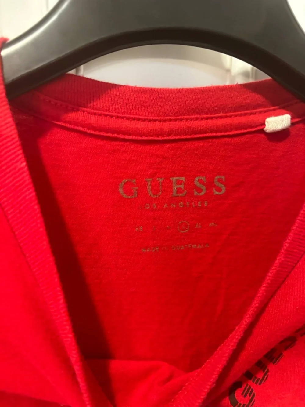 GUESS Men’s Red and Black Colorblock Logo T-Shirt Size Large - Picture 2 of 3